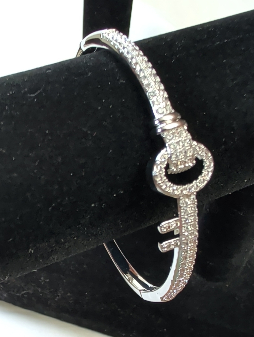 NWOT (406) White Gold Plated Hinged Bangle Bracelet With Key Design